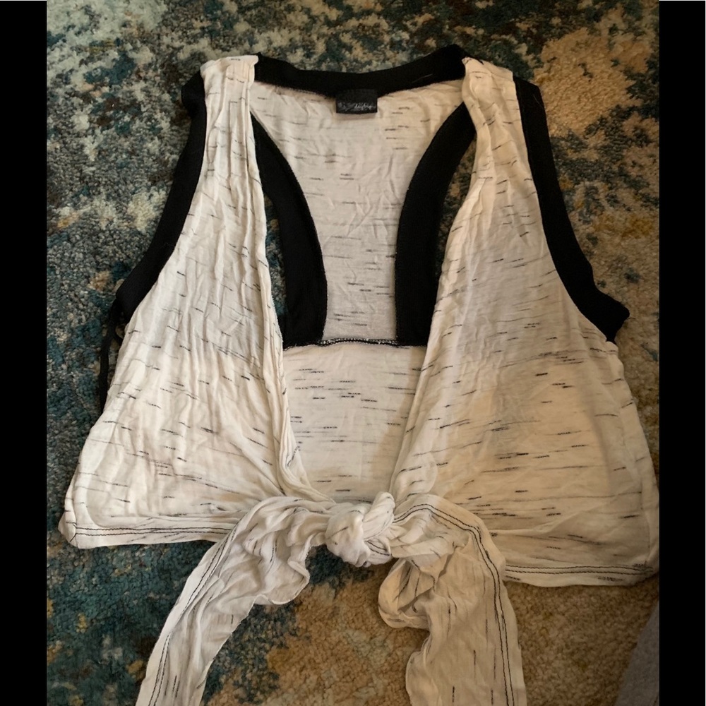 🍭Cute and stylish vest from Buckle! Cream & black